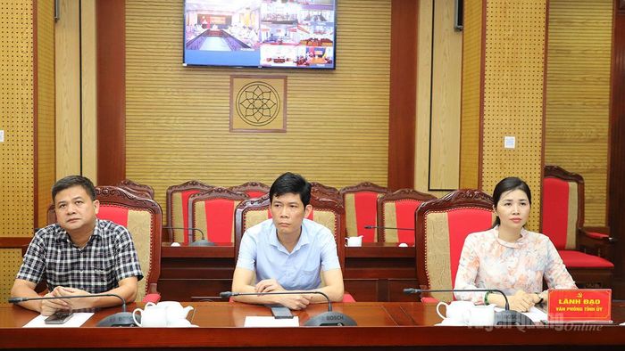 Lãnh đạo, chuyên viên Văn phòng Tỉnh ủy dự hội nghị.