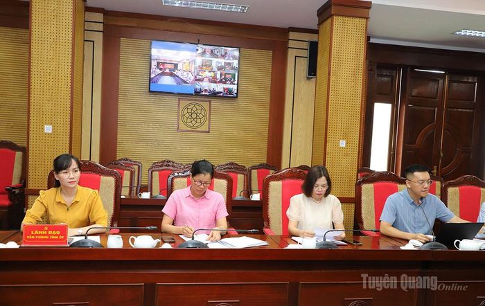 Lãnh đạo, chuyên viên Văn phòng Tỉnh ủy dự hội nghị.