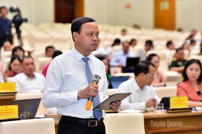 Đồng chí Nguyễn Mạnh Tuấn, Phó Chủ tịch Thường trực UBND tỉnh phát biểu trả lời làm rõ các ý kiến thảo luận tại kỳ họp.