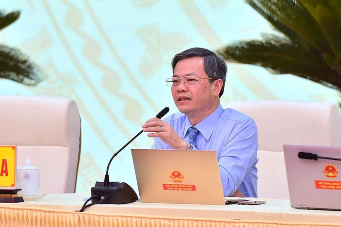 Đồng chí Nguyễn Văn Sơn, Chủ tịch HĐND tỉnh điều hành thảo luận.