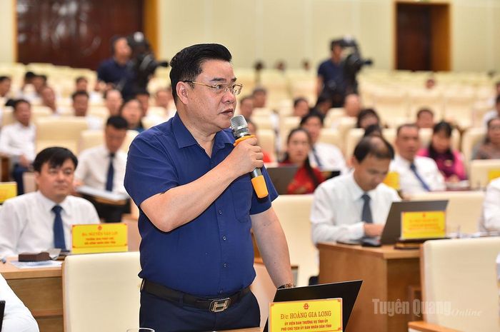 Đồng chí Hoàng Gia Long, Phó Chủ tịch UBND tỉnh trả lời ý kiến thảo luận tại phiên họp.