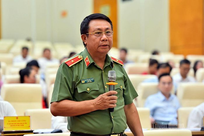 Đại biểu Nguyễn Đức Thuận, Giám đốc Công an tỉnh phát biểu ý kiến thảo luận tại kỳ họp.
