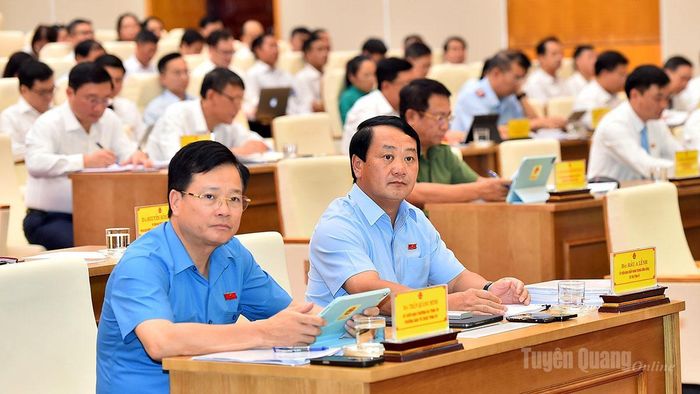 Đồng chí Bí thư Tỉnh ủy Hầu A Lềnh và các đại biểu tại kỳ họp.