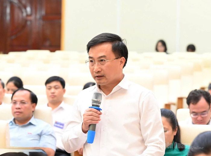 Giám đốc Sở Nông nghiệp và Môi trường Phạm Mạnh Duyệt trả lời ý kiến thảo luận.
