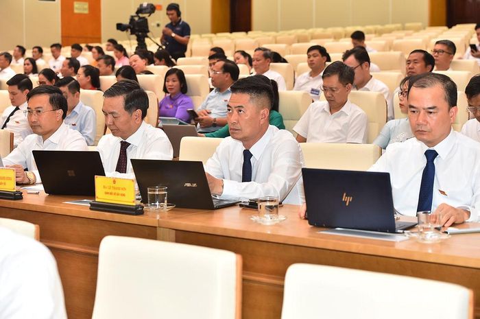 Các đại biểu dự kỳ họp.