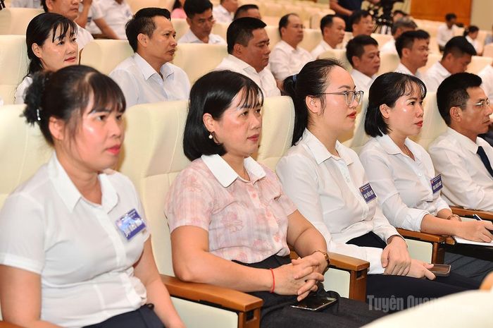 Các đại biểu dự kỳ họp.