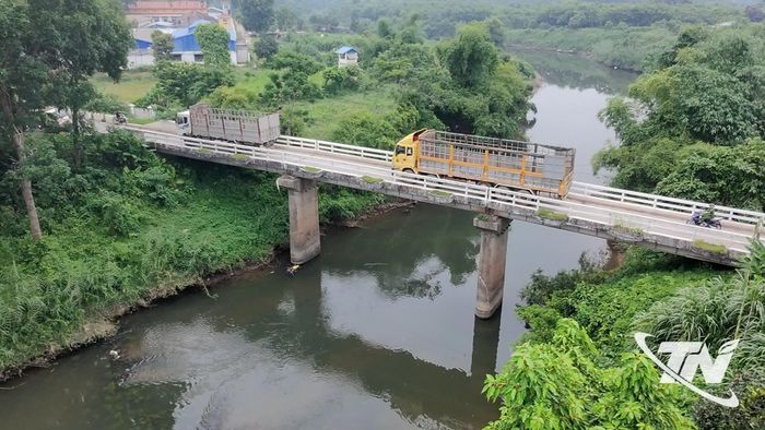 Xe tải nối đuôi nhau qua cầu trên tuyến đường qua Trại giam Phú Sơn 4 để ra Quốc lộ 3 mới Thái Nguyên - Chợ Mới.