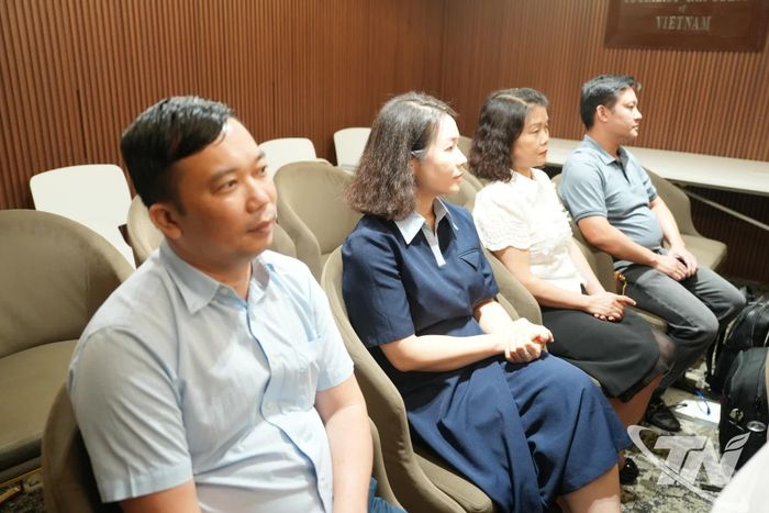 Cán bộ Lãnh sự quán Việt Nam tại Hồng Kông, Ma Cao tham dự buổi làm việc.