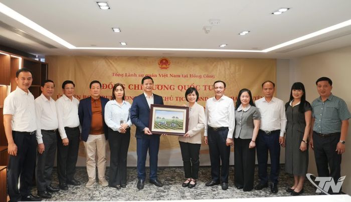 Đồng chí Vương Quốc Tuấn tặng quà lưu niệm đến Tổng Lãnh sự quán Việt Nam tại Hồng Kông, Ma Cao.