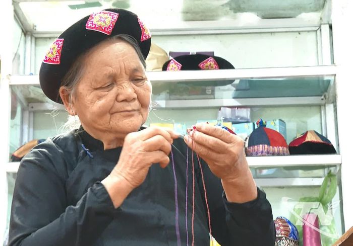 Gần 80 tuổi, bà Lường Thị Hẻn vẫn miệt mài gìn giữ và trao truyền nghề thêu truyền thống.