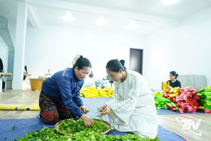 Chị Mai trò chuyện cũng người làm chè ở địa phương.
