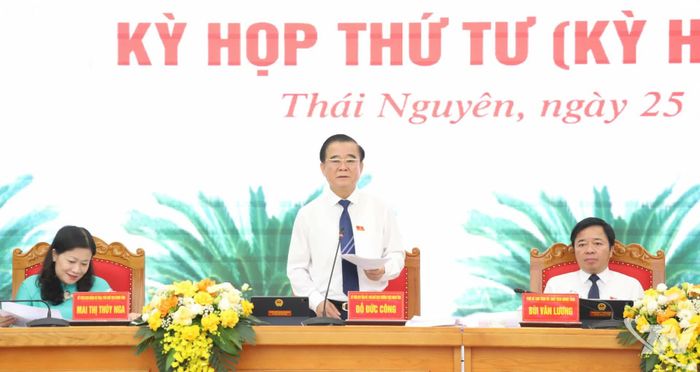 Đồng chí Đỗ Đức Công, Ủy viên Ban Thường vụ Tỉnh ủy, Phó Chủ tịch Thường trực HĐND tỉnh, điều hành phần thảo luận.