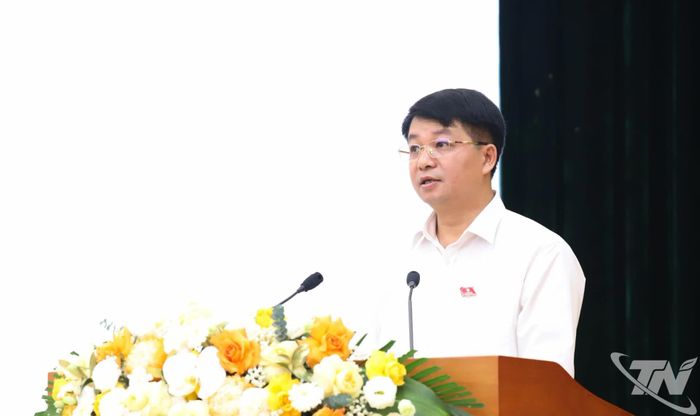 Đồng chí Phó Chủ tịch UBND tỉnh Nông Quang Nhất trình bày các tờ trình, dự thảo nghị quyết tại Kỳ họp.