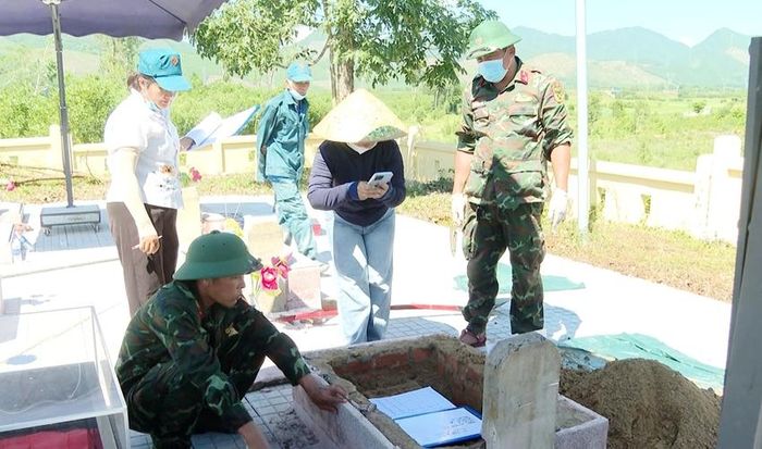  Tiến hành lấy mẫu, số hóa thông tin liệt sĩ tại nghĩa trang liệt sĩ Phong Sơn