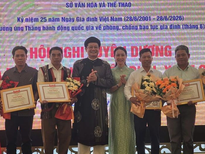  Nhiều gia đình tiêu biểu được vinh danh nhân kỷ niệm 25 năm Ngày gia đình Việt Nam