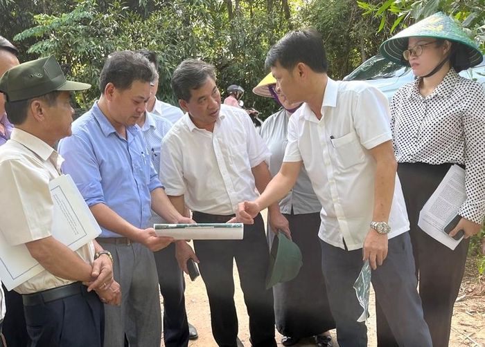 Cán bộ xã Lộc An thông tin tình hình sạt lở ở bờ sông Truồi