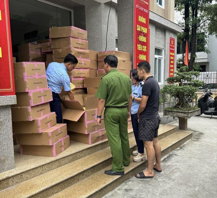 Sau khi hoàn tất các thủ tục cần thiết, Đội Quản lý thị trường số 11 và Công an phường Phú Lương đã thống nhất chuyển toàn bộ hồ sơ vụ việc cùng tang vật liên quan sang cơ quan công an để tiếp tục điều tra, xử lý theo thẩm quyền.