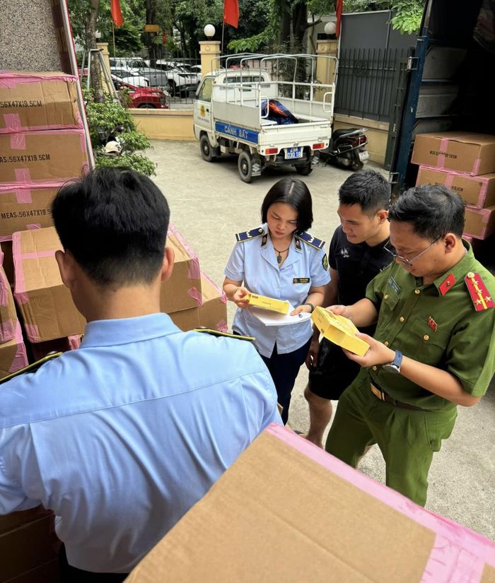Lực lượng chức năng đang kiểm tra hàng hóa giả mạo nhãn hiệu BANOBAGI.