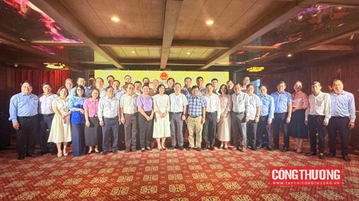 Thứ trưởng Phan Thị Thắng cùng lãnh đạo các cơ quan báo chí tại chương trình gặp mặt