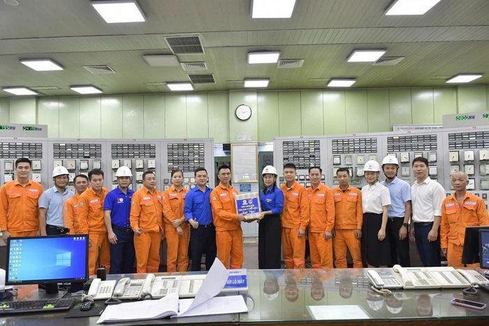  Đoàn thanh niên Tổng công ty phát điện 2 trao quà động viên các kỹ sư, công nhân lao động làm việc dưới nhiệt độ cao để đảm bảo nguồn điện mùa khô