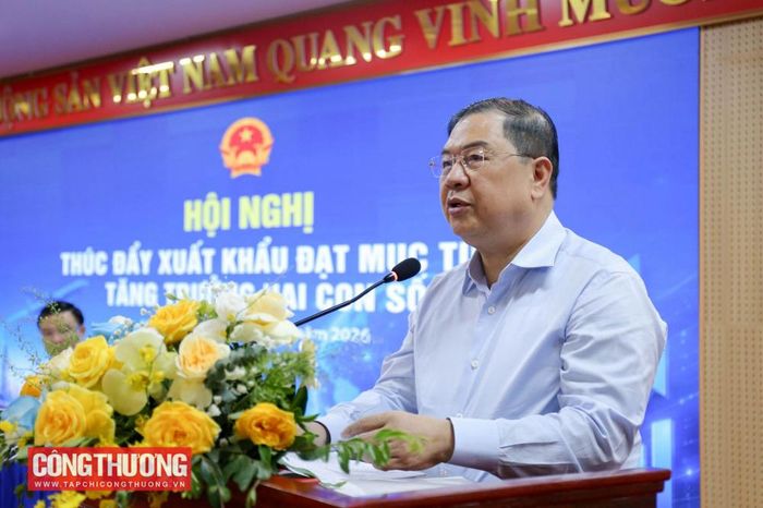 Phó Thủ tướng Thường trực nhấn mạnh, thúc đẩy xuất khẩu là trách nhiệm chung của cả hệ thống chính trị, cộng đồng doanh nghiệp, các hiệp hội ngành hàng và các địa phương.