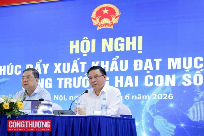 Bộ trưởng Bộ Công Thương Lê Mạnh Hùng giải đáp một số vấn đề được đại biểu thảo luận tại Hội nghị