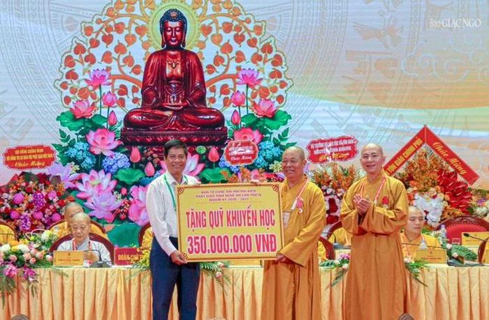 Tặng bảng tượng trưng ủng hộ Quỹ khuyến học