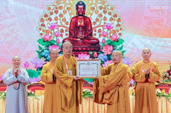 Trung ương Giáo hội tặng Bằng tuyên dương công đức đến các tập thể và cá nhân Ban Trị sự GHPGVN tỉnh Nghệ An