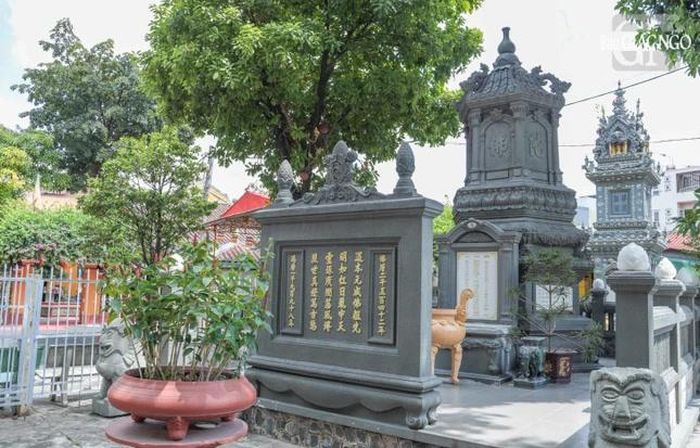 Bảo tháp Hòa thượng Thích Huệ Sanh trong khu vườn tháp tổ đình Giác Lâm
