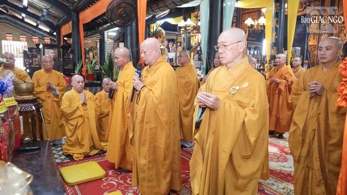 Hòa thượng Thích Lệ Trang, Phó Chủ tịch Hội đồng Trị sự, Trưởng ban Trị sự GHPGVN TP.HCM cùng chư tôn đức Ban Trị sự thành kính tưởng niệm