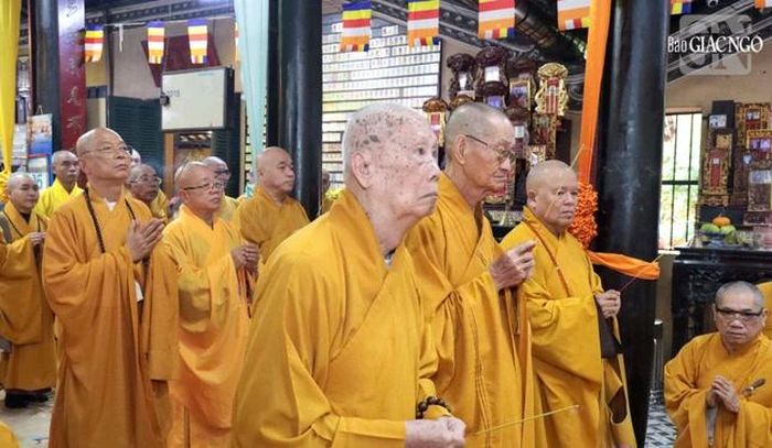 Chư tôn giáo phẩm thắp hương tưởng niệm Hòa thượng Thích Huệ Sanh