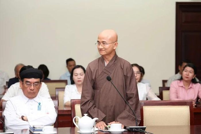 Thượng tọa Thích Thiện Quý, Phó ban kiêm Chánh Thư ký Ban Trị sự GHPGVN TPHCM phát biểu tại hội nghị