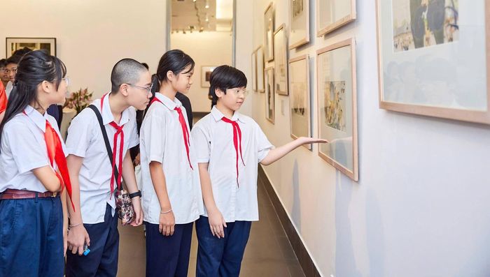 Khán giả trẻ tham gia triển lãm “Thế giơítuổi thơ qua các tác phẩm của cố Nghệ sĩ Nhân dân Ngô Mạnh Lân” tại Bảo tàng Mỹ thuật Việt Nam. Ảnh: BTC.