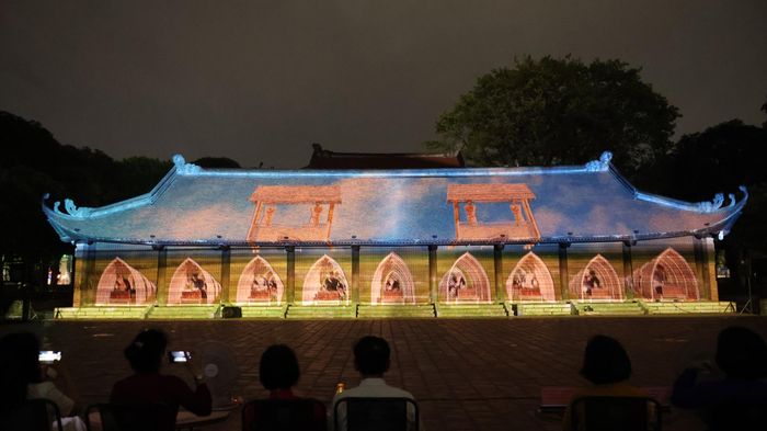 Chương trình “Tinh hoa đạo học” tại Văn Miếu - Quốc Tử Giám được kết hợp giữa công nghệ trình chiếu 3D Mapping, âm thanh, ánh sáng và nghệ thuật kể chuyện.