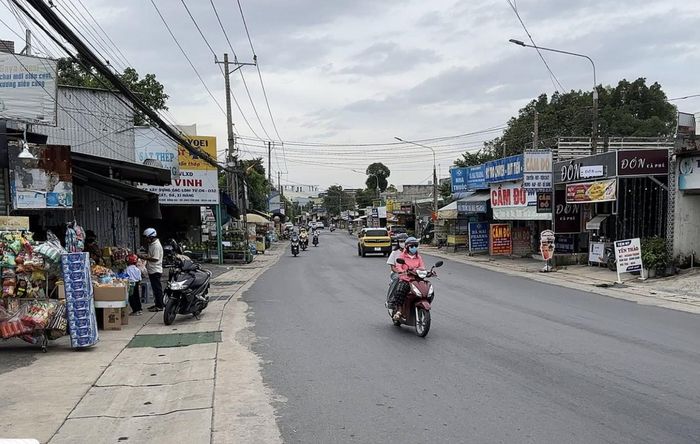 Hiện nay, người dân lưu thông thoải mái thuận lợi trên đường Bùi Trọng Nghĩa.
