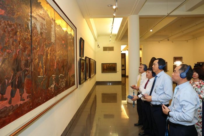 Du khách khám phá các tác phẩm mỹ thuật với ứng dụng thuyết minh đa phương tiện iMuseum VFA tại Bảo tàng Mỹ thuật Việt Nam. (Ảnh: VNFAM).
