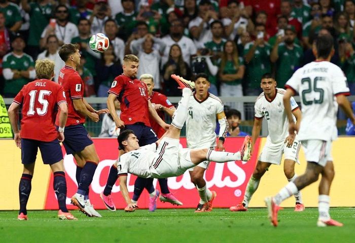 Tuyển CH Séc bất lực trước cách chơi chặt chẽ của Mexico. 