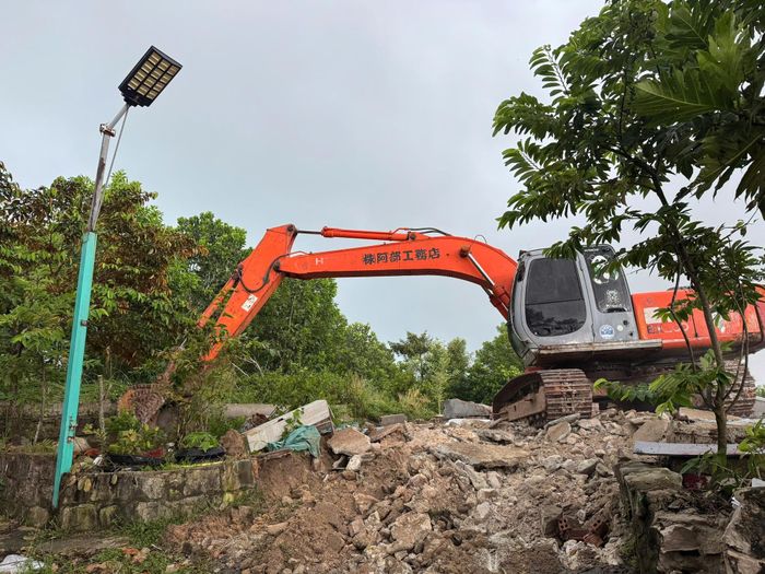 Máy móc phá dỡ, san ủi lại mặt bằng sau khi cưỡng chế.