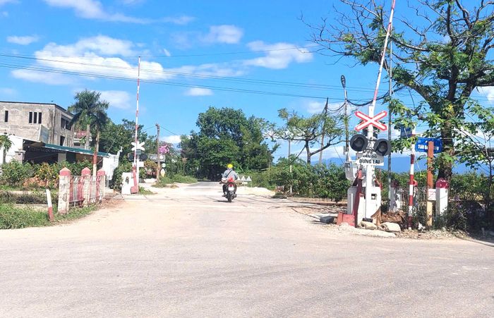 Giải pháp trước mắt của tỉnh Phú Thọ là tăng cường rào chắn và cảnh giới tạm thời tại các vị trí có nguy cơ cao; bổ sung biển cảnh báo, thiết bị cảnh báo tự động nhằm hạn chế tai nạn đường sắt.