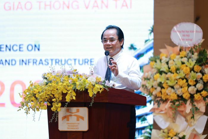 PGS.TS Vũ Ngọc Khiêm, Phó hiệu trưởng Trường Đại học Công nghệ GTVT phát biểu tại Hội thảo. 