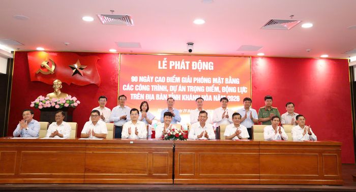 Đại diện chính quyền các xã, phường ký cam kết quyết tâm thực hiện 90 ngày cao điểm GPMB do tỉnh phát động.