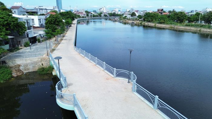 Dọc tuyến được thi công hoàn thành, mặt đường lát đá granite, lan can là thép không gỉ, sơn tĩnh điện. Trên tuyến đường, đơn vị thi công bố trí nhiều bến nước để người dân và du khách có thể sử dụng nước sông khi cần và có hai bậc thang lên xuống sát mặt nước.