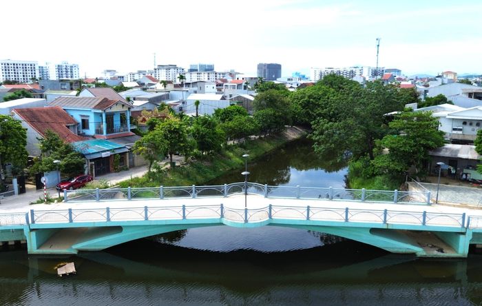 Cầu vòm dài 36m bắc qua kênh Thát Lát giáp với sông Như Ý nằm trên tuyến đường đi bộ đã hoàn thiện, cầu sơn màu xanh.