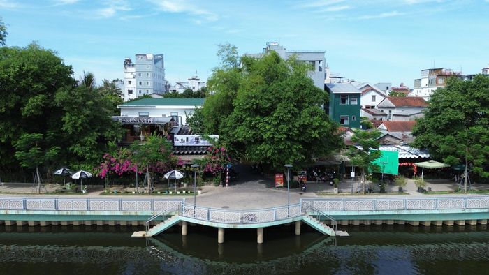 Dọc tuyến xây dựng một cầu vòm dài 36m bắc qua hói Thát Lát và 11 bến nước, phía trên bến lát đá granite. Trên tuyến đường đi bộ phía nhà dân được bố trí các tiểu cảnh, cây xanh như cọ dầu, phượng đỏ… góp phần làm đẹp cảnh quan bờ sông Như Ý.