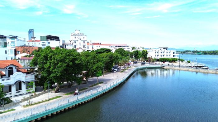 Ông Nguyễn Thanh Tuấn Anh, Phó giám đốc Ban QLDA Đầu tư xây dựng khu vực 1 cho hay, dự án kè sông và xây dựng tuyến đường đi bộ dọc sông Như Ý có chiều dài 1,6 km và rộng 6m.