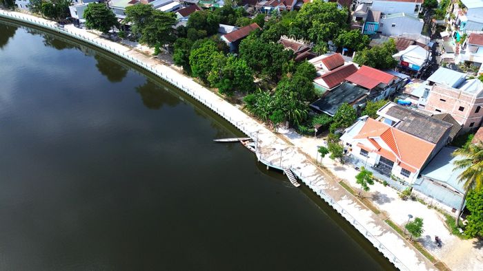 Công trình được khởi công từ tháng 7/2023 và dự kiến hoàn thành vào tháng 6/2024. Tuy nhiên, do vướng mặt bằng của 1 hộ dân ở địa chỉ số 55 Nguyễn Lộ Trạch nằm ở vị trí gần cuối của dự án đường đi bộ vẫn không chịu di dời. Sau một thời gian vận động, người dân đã chấp nhận bàn giao mặt bằng cho nhà thầu thi công, đến nay đã hoàn thành.