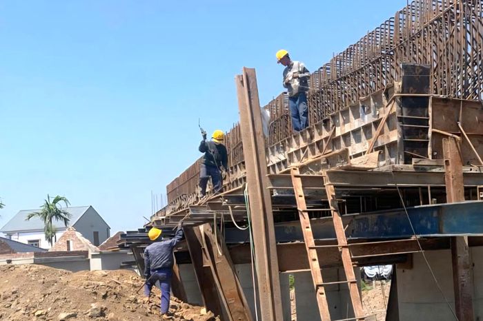 Nắng nóng kéo dài không chỉ làm giảm thể lực của người lao động mà còn tiềm ẩn nhiều nguy cơ mất an toàn như rơi ngã khi làm việc trên cao.