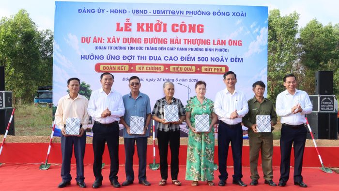 Nhiều người dân tự nguyện hiến đất làm đường.