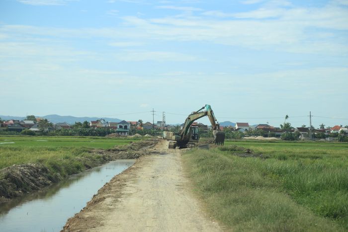 Cả công trường chỉ có 1 máy múc thi công.