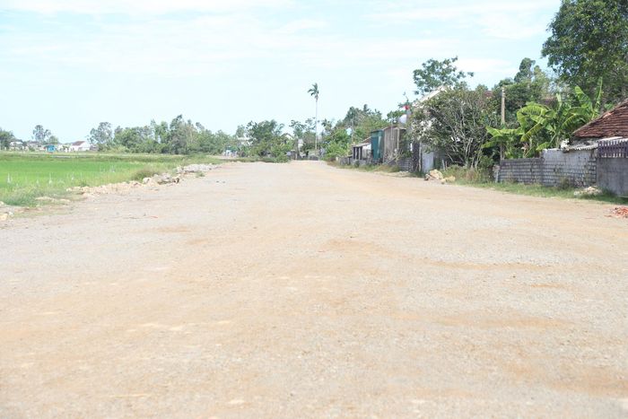 Đoạn dọc xóm Đội Cung đã xong phần nền khá lâu nhưng chưa được thi công tiếp.